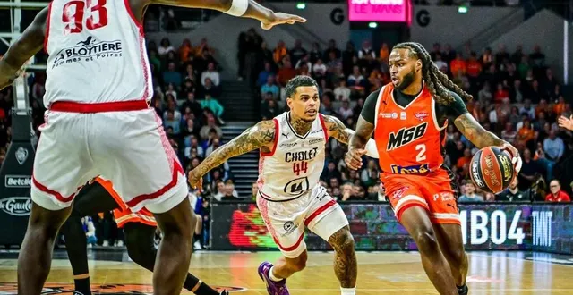 photo  tray buchanan (balle en main) a inscrit 14 points contre cholet.  &copy;  photo : le maine libre - yvon loué 