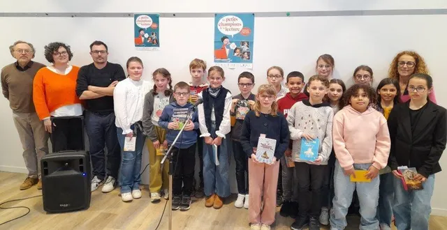 photo  les lecteurs de cm1 et cm2 en compagnie du jury (à gauche) etde valérie collard, enseignante à l’école saint-pierre de thouarcé.  &copy;  co 
