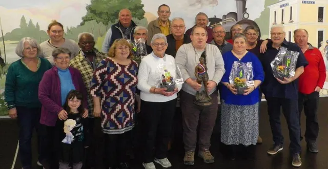 photo  samedi 22 mars, la société de l’union de la gare a organisé la finale du challenge communal. celui-ci a réuni 33 équipes, dont 24 femmes et 42 hommes. après un repas, la finale s’est déroulée devant un public d’experts. la victoire est revenue à thierry et stéphanie leproust, qui se sont imposés devant claude chesneau et huguette chimier sur le score de 12 à 3. dominique quartier et patrice chiron complètent le podium. prochain concours : le challenge une femme, un homme, qui aura lieu du 10 mai au 14 juin.  &copy;  co 