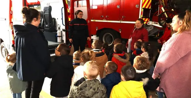 photo  les enfants écoutent le soldat du feu qui explique le fonctionnement et l’utilité du véhicule de secours et d’assistance aux victimes.  &copy;  le maine libre 