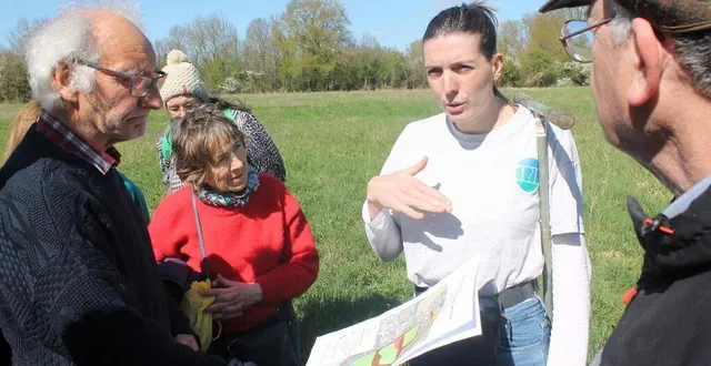 photo  tarière sur l’épaule, élodie fougère, chargée de mission pour le cpie vallées de la sarthe et du loir, a guidé une vingtaine d’habitants dans la zone humide du quartier de gastines, samedi 29 mars 2025, à sablé-sur-sarthe.  &copy;  ouest-france 