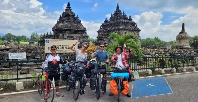 photo  en bleu, peter lorgueilleux a parcouru 19 000 km à vélo entre 2023 et 2024. il souhaite partager son aventure.  &copy;  peter lorgueilleux 