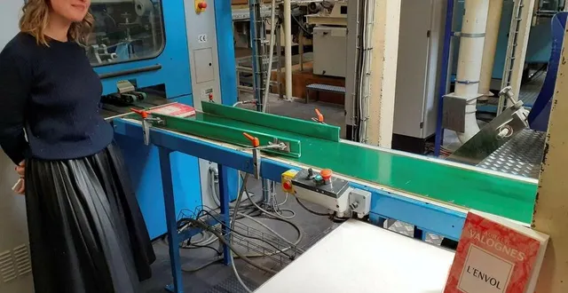 photo  aurélie valognes avait assisté à la fabrication de son neuvième roman, « l’envol », chez l’imprimeur brodard et taupin à la flèche le lundi 6 février 2023.  &copy;  archives le maine libre 