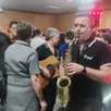 photo les musiciens de l’orchestre n’hésitent pas à accompagner les danseurs sur la piste.
