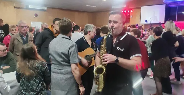 photo  les musiciens de l’orchestre n’hésitent pas à accompagner les danseurs sur la piste.  &copy;  archives le maine libre 