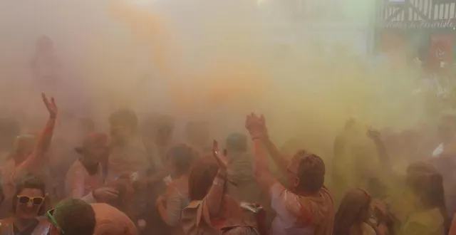 photo  la première édition de la color run à domfront-en-poiraie (orne), ce samedi 29 mars 2025, s’est terminée dans une explosion de couleurs.  &copy;  ouest-france 