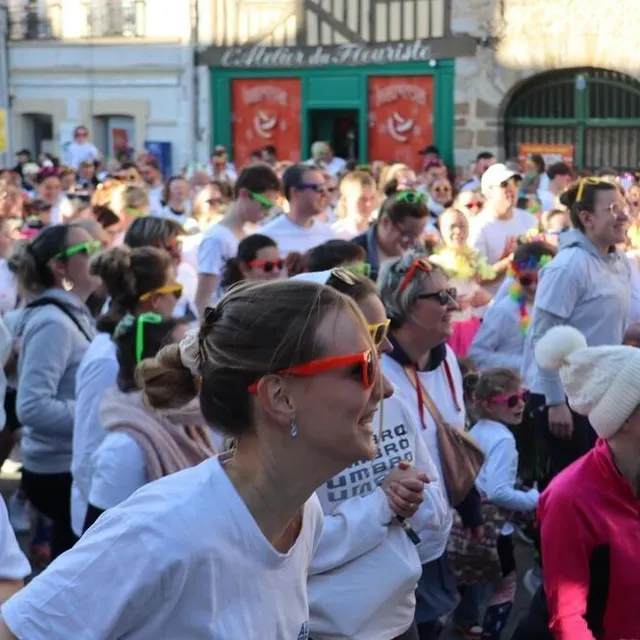 photo avant la course ou la marche, l’entraînement place saint-julien.  ©  ouest-france
