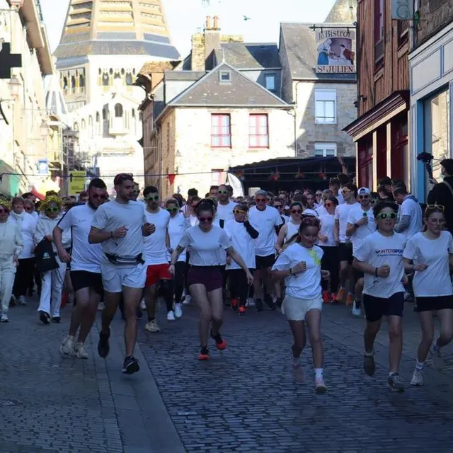 photo les coureurs et marcheurs se sont élancés aux alentours de 17 h 30.  ©  ouest-france