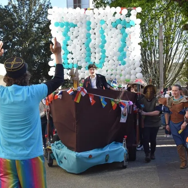 photo étudiants et anciens étudiants de l’iut ont ouvert la parade à bord d’un drakkar.  ©  ouest-france