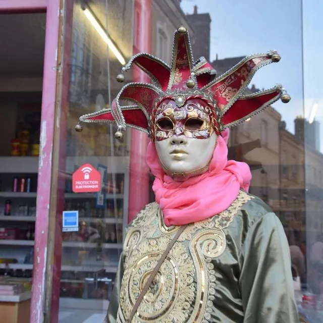 photo quelqu’un a pris l’événement très au sérieux en se parant d’un véritable costume de carnaval vénitien.  ©  ouest-france
