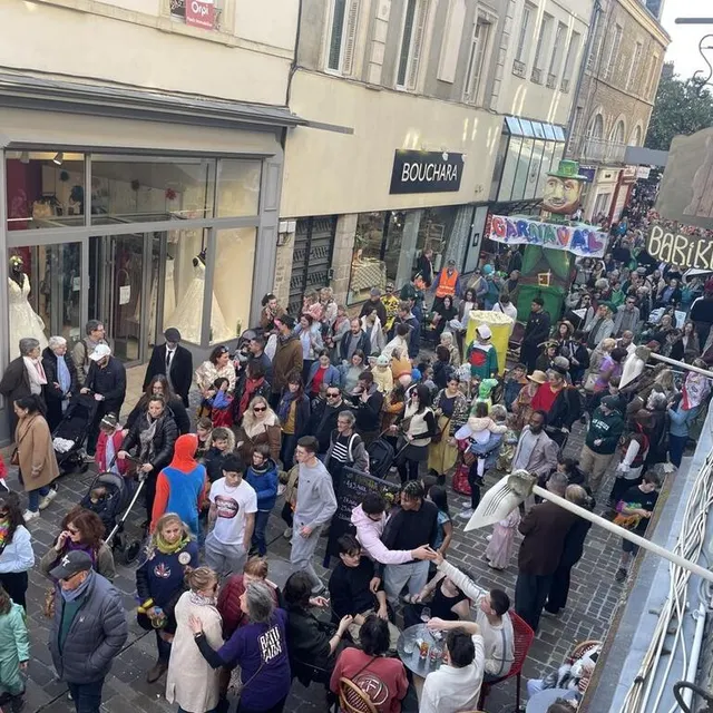 photo on n’a pas l’habitude de voir la rue aux sieurs aussi remplie.  ©  ouest-france