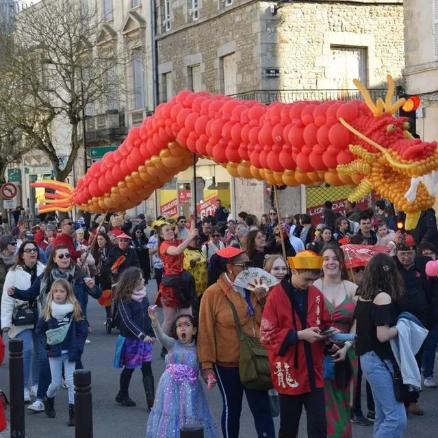 photo le centre social de la croix mercier a pris la culture chinoise comme thème, avec un imposant dragon en ballons.  ©  ouest-france
