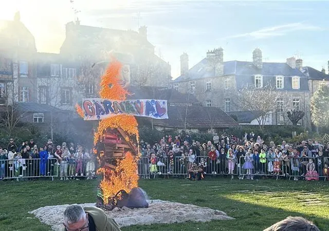 photo m. carnaval a été brûlé après le défilé.  ©  ouest-france