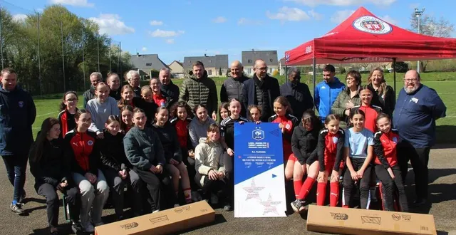 photo  à la flèche (sarthe), le racing club fléchois a de nouveau été distingué pour son travail auprès des jeunes féminines en recevant un label féminin.  &copy;  ouest-france 