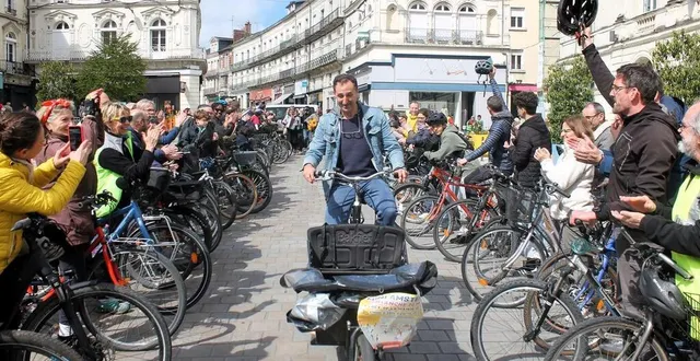 photo  organisateur de l’événement, vincent martinez a eu le droit à une haie d’honneur lors du rassemblement de vélos, place raphaël-élizé, ce dimanche 30 mars 2025, à sablé-sur-sarthe.  &copy;  ouest-france 