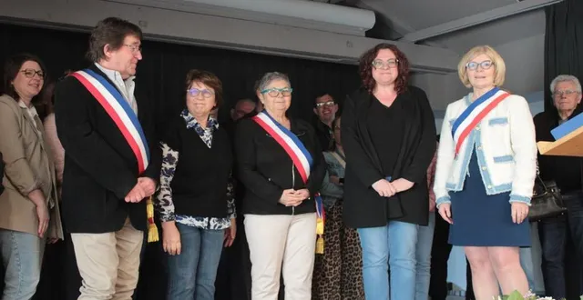 photo  les trois maires : hervé lambert, nadine boisseau, et amélie delaunay, avec laurence guillemot (2e à gauche), qui prend sa retraite, et la nouvelle secrétaire (2e à droite), julia étienne.  &copy;  ouest-france 