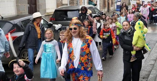 photo  cent vingt élèves ont fêté carnaval vendredi après-midi. un moment fortement apprécié des enfants qui ont défilé dans la grande-rue jusqu’à la place saint-rémy. les enseignants et des parents entouraient le groupe durant le défilé, avec en tête, un véhicule de la ville de tinchebray qui donnait le la, à l’aide d’une sono. la sécurité étant assurée par la police municipale et la gendarmerie.  &copy;  ouest-france 