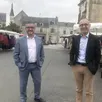 photo  mazé-milon, le 28 mars. le maire christophe pot et l’adjoint aux finances vincent gaboriau sur le marché du vendredi, en marge du conseil municipal tenu le lundi précédent. 