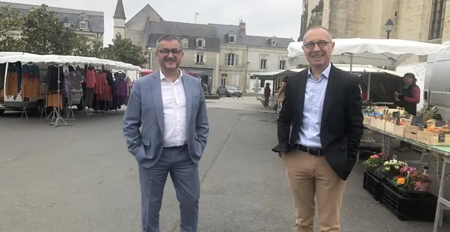 photo  mazé-milon, le 28 mars. le maire christophe pot et l’adjoint aux finances vincent gaboriau sur le marché du vendredi, en marge du conseil municipal tenu le lundi précédent.  &copy;  co - christophe ricci 