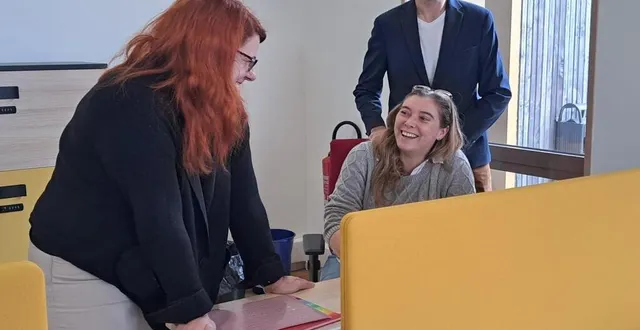 photo  simon andré, chargé de mission, et deux utilisatrices de l’espace coworking emergences.  &copy;  ouest-france 