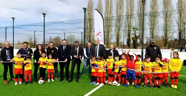 photo  élus, dirigeants et enfants de l’école de foot étaient tous présents à l’inauguration officielle des terrains synthétiques.  &copy;  ouest-france 