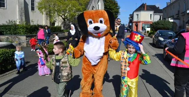 photo  enfants et adultes ont défilé dans solesmes.  &copy;  le maine libre 