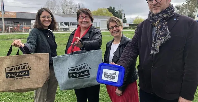 photo  les cadeaux à gagner une fois sa carte remplie : un sac ou une boîte pyrex®.  &copy;  le maine libre 
