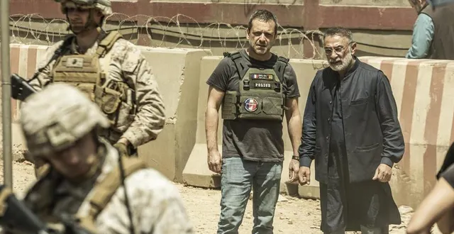 photo  jonathan zaccaï joue un policier de l’ambassade de france en afghanistan dans la série événement « kaboul ».  &copy;  ©domniki mitropoulou - cinétévé - 24 25 films - france télévisions 