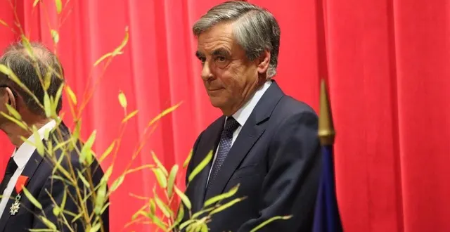 photo  françois fillon, ici le 19 janvier 2025, lorsqu’il avait décoré daniel coudreuse, le maire de brûlon (sarthe).  &copy;  ouest-france 