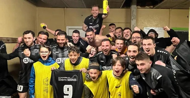 photo  les jeunes corbenois n’ont pas perdu une miette (ni une goutte) de la fête dans le vestiaire d’andaine après la rencontre.  &copy;  ouest-france 