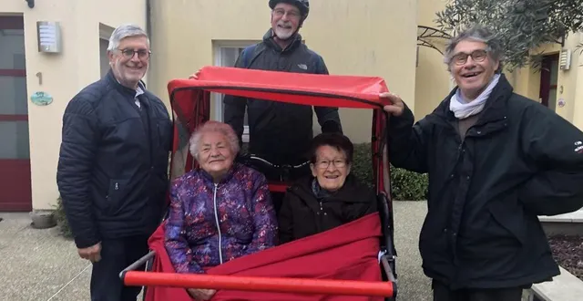 photo  beaufort-en-anjou, le 28 mars 2025. bénévoles et usagers de l’association à vélo sans âge font la promotion de cette activité qui associe promenade, souvenirs, anecdotes et solidarité avec les aînés.  &copy;  co – christophe ricci 
