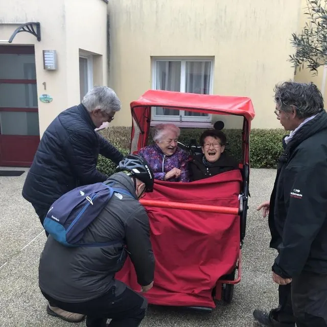 photo beaufort-en-anjou, le 28 mars 2025. le triporteur est équipé d’une capote pour protéger les occupantes de la pluie et aussi d’une couverture sur mesure pour lutter contre le froid.  ©  co – christophe ricci