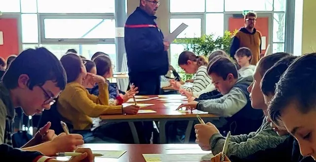 photo  rémy lelièvre, chef de centre des sapeurs-pompiers en pleine diction parmi des élèves appliqués.  &copy;  ouest-france 