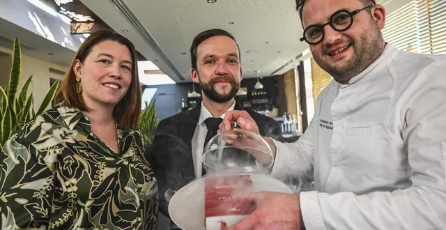 photo  le mans, jeudi 27 mars 2025. jean-sébastien monné et élodie brusschaert, ici avec leur maître d’hôtel benjamin hervé, conservent l’étoile acquise en 2018.  &copy;  photo le maine libre - denis lambert 