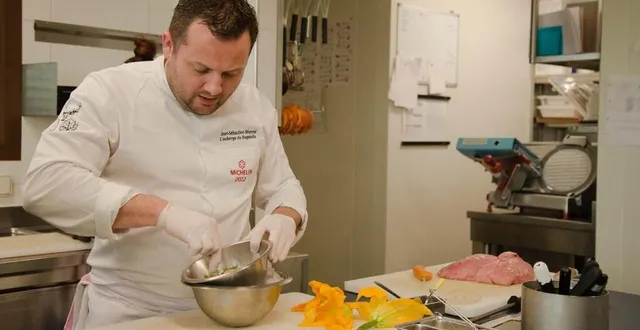 photo  jean-sébastien monné, chef de l’auberge de bagatelle, a conservé son étoile au guide michelin.  &copy;  archives ouest-france 