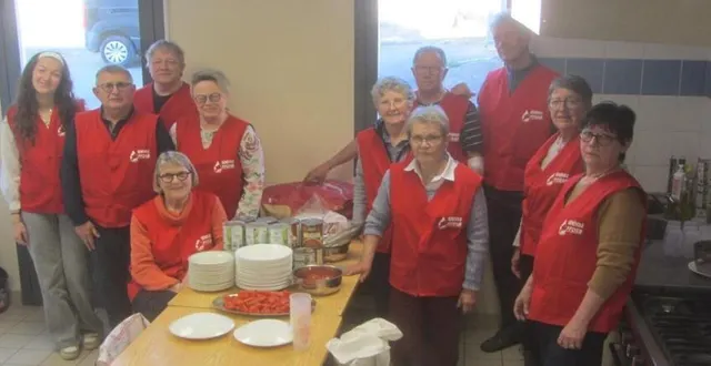 photo  l’équipe de bénévoles est aux petits soins auprès des donneurs de sang, pour leur offrir une collation après le don.  &copy;  ouest-france 