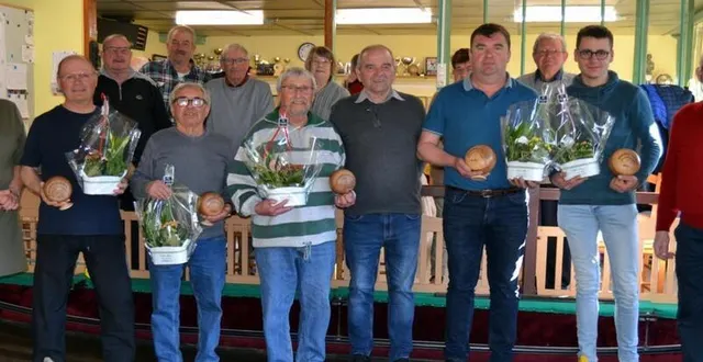 photo  vainqueurs et finalistes des deux challenges avec les organisateurs.  &copy;  le maine libre 