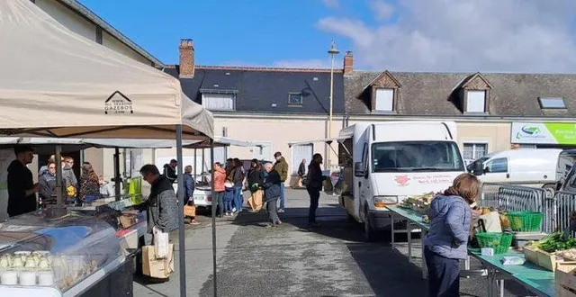 photo  les exposants se sont installés dans la halle et autour.  &copy;  centre social 