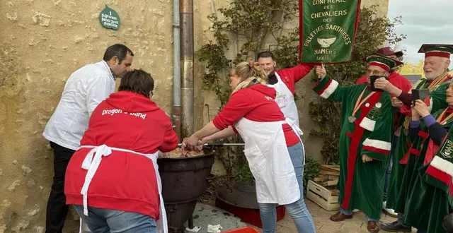 photo  l’orchestre dragons band en pleine préparation des rillettes sous l’œil de la confrérie des chevaliers des rillettes et du charcutier médaillé d’or laurent berthier  &copy;  le maine libre 