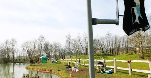 photo  apprécié pour son cadre, le plan d’eau prendra une autre ambiance lors de la pêche de nuit.  &copy;  le maine libre 