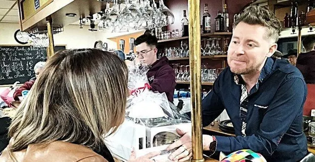 photo  des dizaines de personnes étaient présentes samedi soir, certaines avaient apporté des cadeaux.  &copy;  le maine libre 