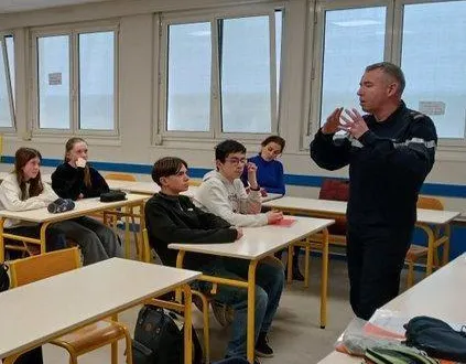 photo  le premier maître florian froget explique les possibilités proposées par les armées.  &copy;  collège jean-rostand 