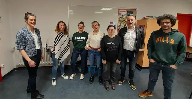 photo  rowarch (professeur d’anglais), mme bernard (présidente ape), mme chevalier (atsem), mme clarke (secrétaire de l’ape), mme manceau (trésorière de l’ape), m. soulard (principal du collège) et m. couturier (référent coordinateur famille centre social).  &copy;  co 