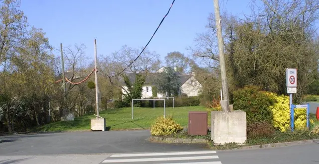 photo  le terrain se situe à l’entrée du lotissement du vallon, longeant la rue du artaud, et face au cabinet médical (les poteaux électriques sont temporaires, alimentant un chantier situé plus loin).  &copy;  co 