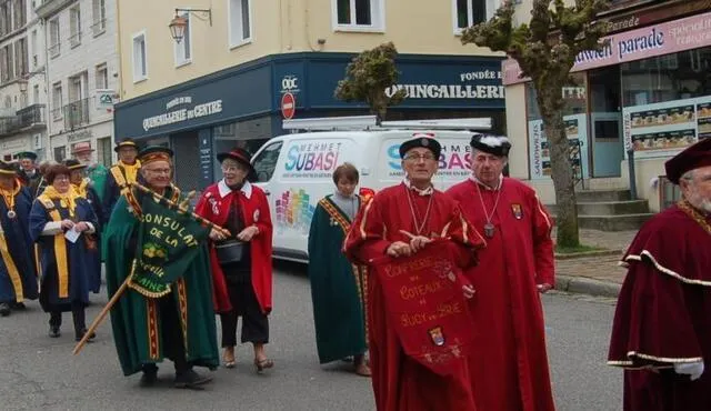 photo les confréries lors du défilé dans les rues.  ©  ouest-france