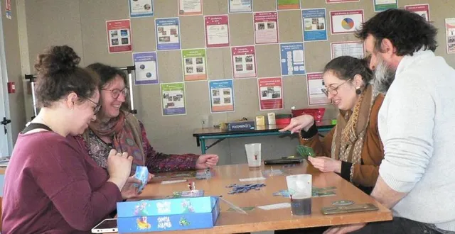 photo  « le jeu permet de rencontrer des gens dans un nouveau contexte. ce n’est pas loin de chez nous et gratuit », sourient mélanie, emmanuel et isabelle, des habitués de la pause jeux sous la houlette de fiona bernardelli du centre social george- rouault. contact : 02 43 97 30 70.  &copy;  ouest- france 