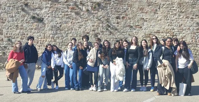 photo  les élèves et leurs correspondants devant la cathédrale du mans.  &copy;  ouest-france 
