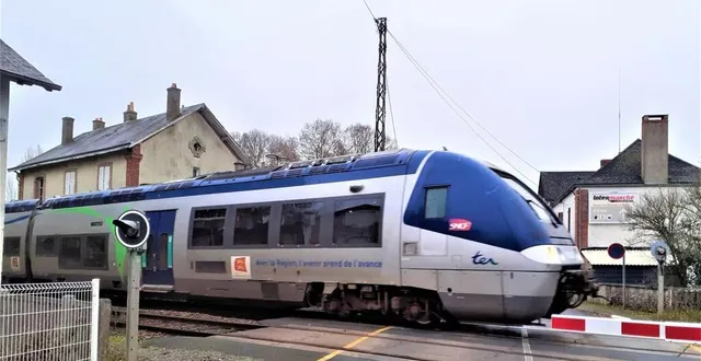photo  la gare de montbizot est l’une des six petites gares rurales desservies par la ligne ter le mans alençon.  &copy;  archives le maine libre 