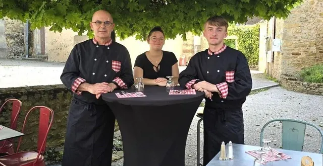 photo  le chef richard gautelier, avec à sa gauche kim et diégo, qui forment son équipe.   &copy;  le maine libre 