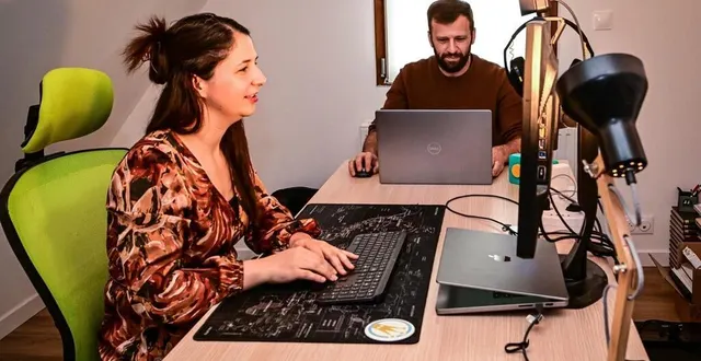 photo  amandine et rodolphe sont tous les jours en télétravail dans leur maison de courdemanche et se disent pleinement épanouis.  &copy;  photo le maine libre – yvon loue 